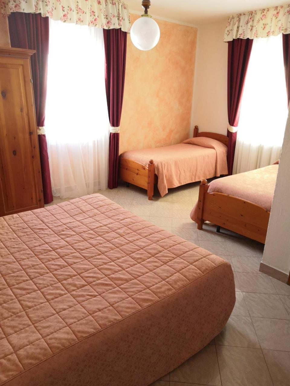 Albergo Diana เชอเรโตรากี ภายนอก รูปภาพ