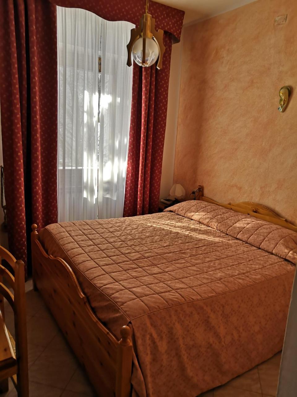 Albergo Diana เชอเรโตรากี ภายนอก รูปภาพ